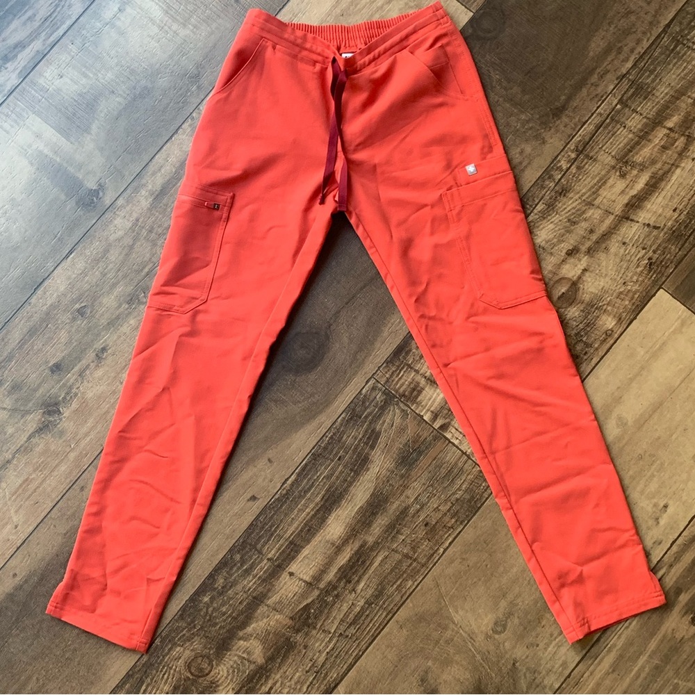 NWOT Yola Skinny Clay Figs Scrub Pants